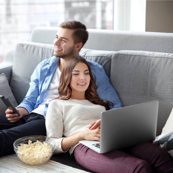 LIWEST Kombi Schlau 2025 Mann und Frau auf Couch mit Fernbedienung und Laptop