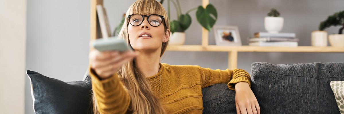 LIWEST Kombi Start 2025 Frau auf Couch mit Fernbedienung in der Hand