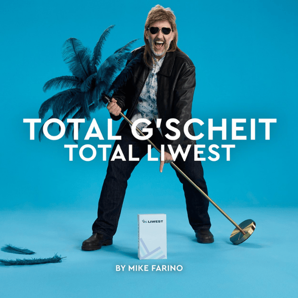 Total G'scheit, Total LIWEST by Mike Farino, hellblauer Hintergrund mit Herren der goldene Stehlampe mit grüner Palme statt Leuchte schräg hält