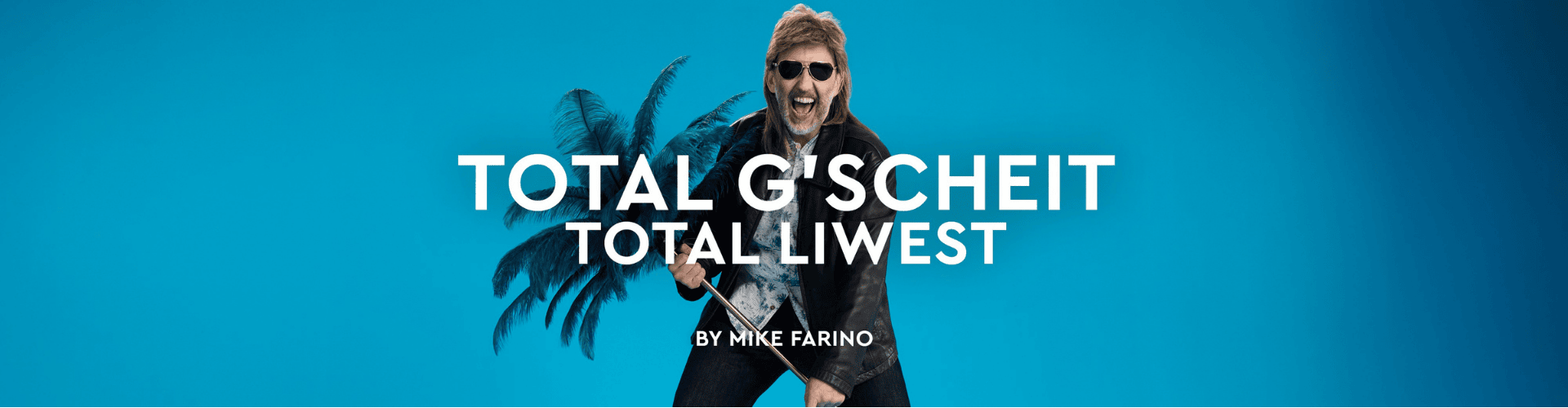 Total G'scheit, Total LIWEST by Mike Farino, hellblauer Hintergrund mit Herren der goldene Stehlampe mit grüner Palme statt Leuchte schräg hält