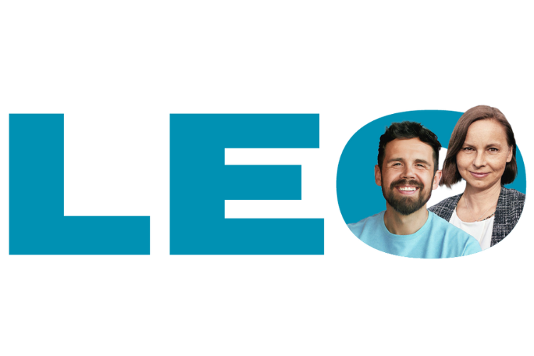 LEO Schriftzug in LIWEST türkis mit Portraitfoto von Philipp Grill und Edith Öller im O