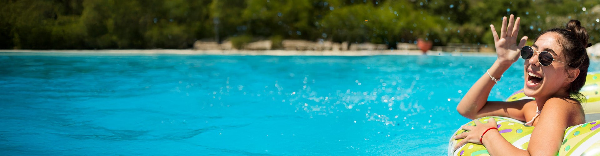 LIWEST Sommergewinnspiel 2025 Frau auf Matraze in Swimmingpool mit Symbolbild Apple iPhone 16 Pro Max und Gewinnspieltexte