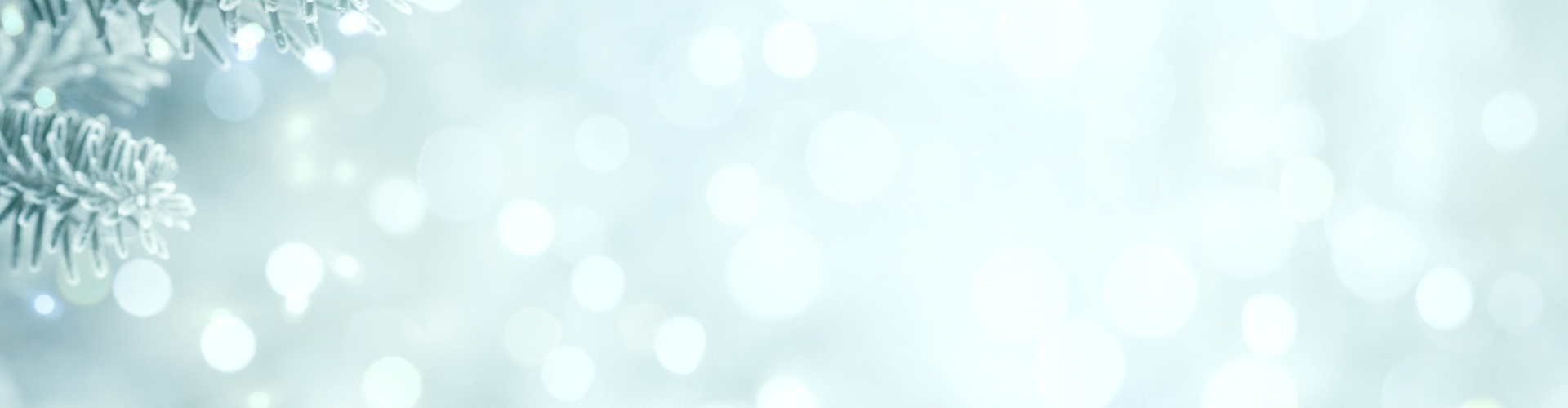 Hellbauer Hintergrund mit Schneekristallen und gefrorenen Tannenzweigen