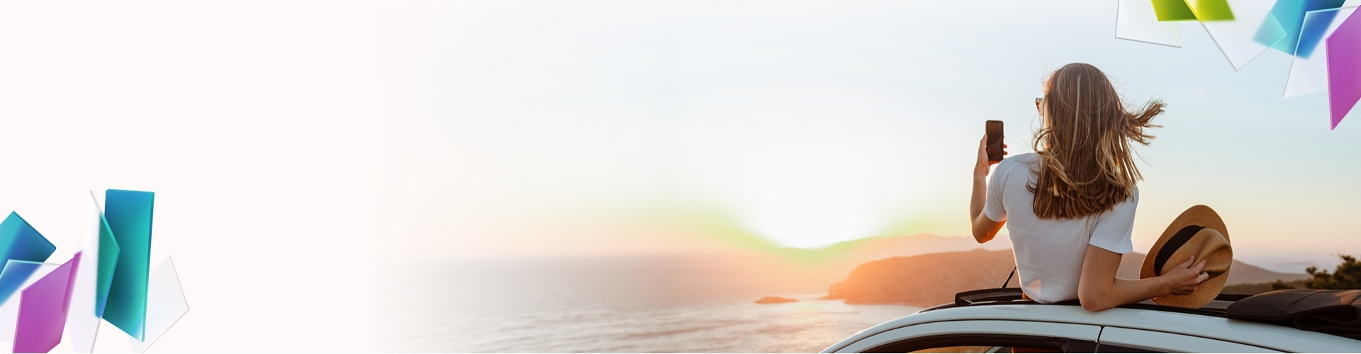 Frau auf Auto Handyfoto Sonnenuntergang am Meer