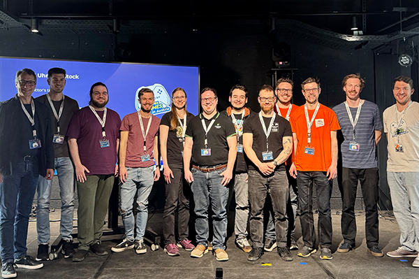 12 Personen auf der Bühne im last by Schachermayer. Die meisten sind Entwickler, die ihre eigenen Videospiele vorgestellt haben. Ganz links steht der Geschäftsführer der LIWEST Kabelmedien GmbH Stefan Gintenreiter.