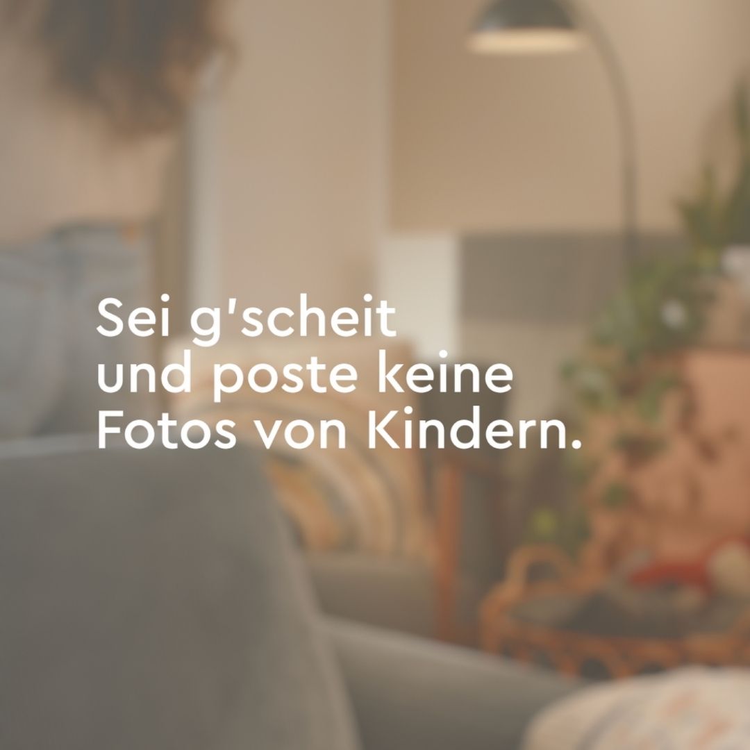 Text "Sei g'scheit und poste keine Fotos von Kindern." mit Wohnzimmer im Hintergrund