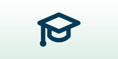 Ein blaues Icon einer Studentenkappe auf hellgrünem Hintergrund.