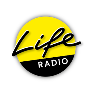 Logo von Life Radio: Ein Kreis, der oben gelb und unten schwarz gefärbt ist. Über dem gelben Bereich steht in schwarzem Schriftzug "Life". In der schwarzen Hälfte steht in weißer Schrift "Radio".
