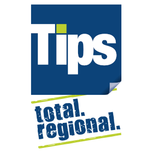 Logo der Tips: Es besteht aus einem Rechteck oben in blau mit weißem "Tips"-Schriftzug, unten weiß mit blauem Schriftzug "total regional".