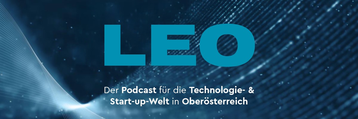 LEO Schriftzug in türkis auf dunkelblauem welligen Hintergrund mit Text " Der Podcast für die Technologie- & Start-up-Welt in Oberösterreich"
