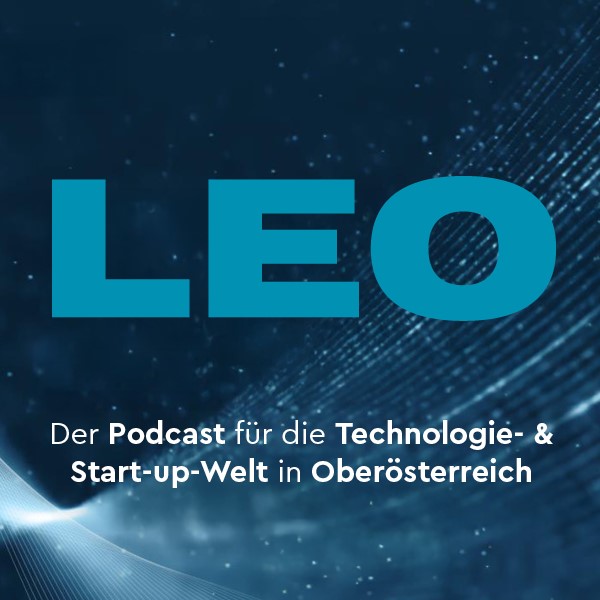 LEO Schriftzug in türkis auf dunkelblauem welligen Hintergrund mit Text " Der Podcast für die Technologie- & Start-up-Welt in Oberösterreich"
