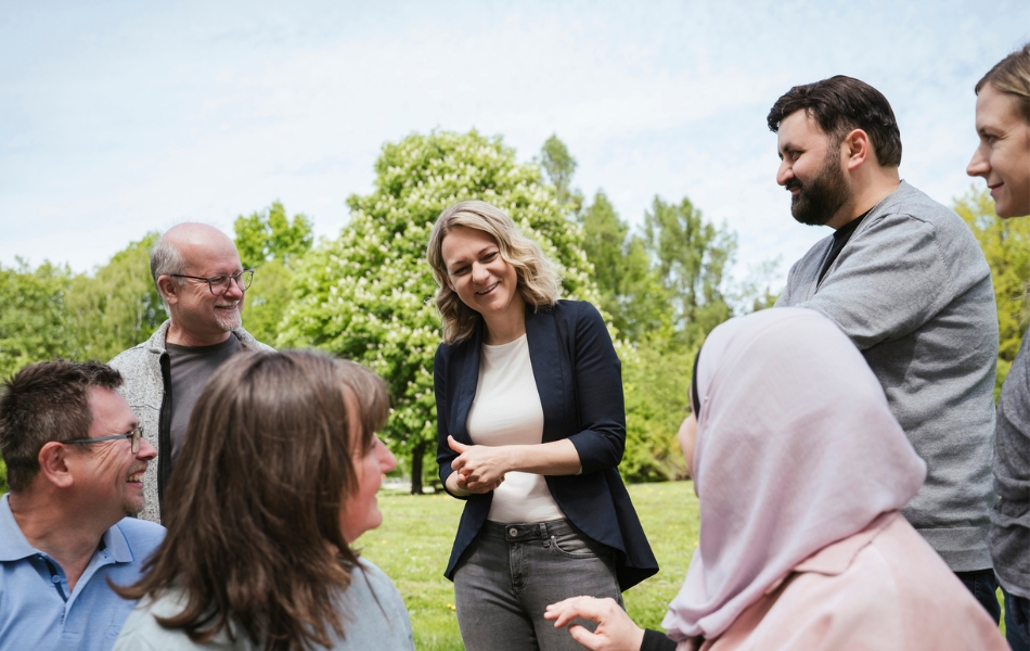 Personen des LIWEST Green Teams im Austausch Park im Hintergrund