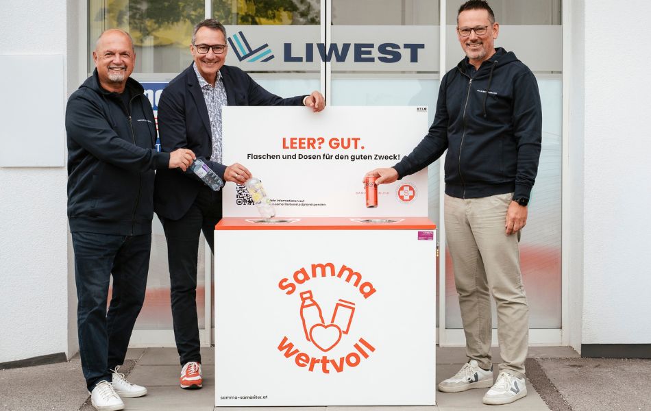 Zwei Herren vom Samariterbund Oberösterreich mit Stefan Gintenreiter vor dem LIWEST Eingang mit der "samma wertvoll" Sammelbox beim Pfandflaschen einwerfen