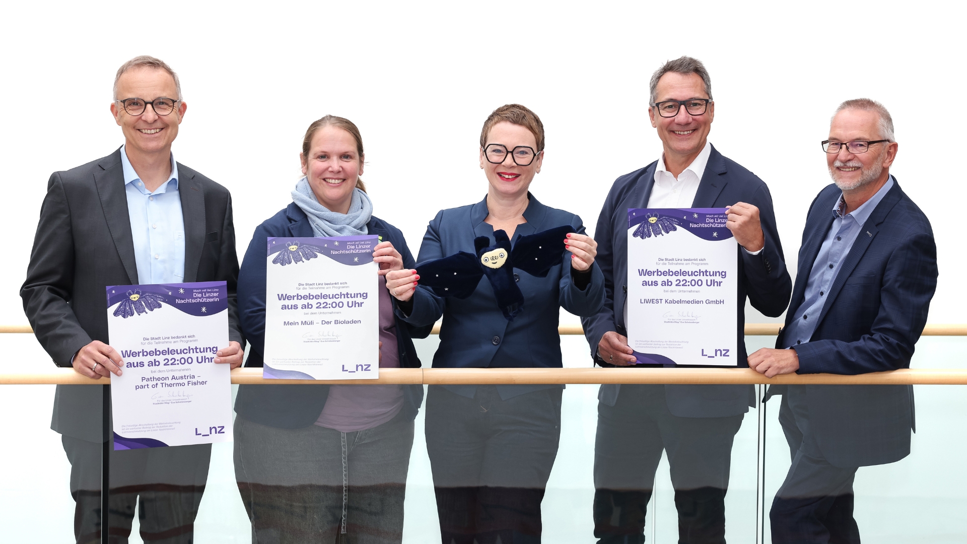 LIWEST Geschäftsführer Stefan Gintenreiter mit vier weitere Personen LINA-Zertifikat und LINA-Maskottchen in der Hand
