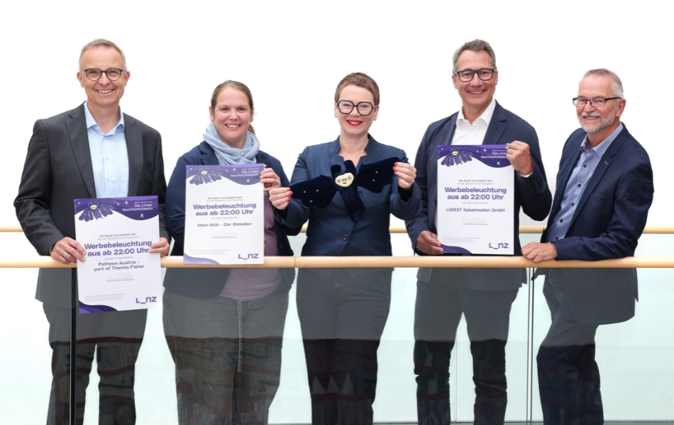 LIWEST Geschäftsführer Stefan Gintenreiter mit vier weiteren Personen und dem LINA-Zertifikat sowie LINA-Maskottchen in den Händen
