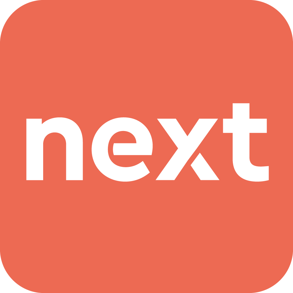 next Logokachel next Schriftzug in weiss auf hellrotem Hintergrund