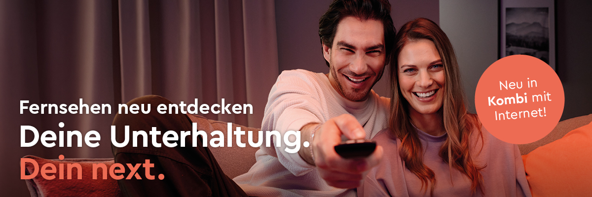 Text "Fernsehen neu entdecken, Deine Unterhaltung. Dein next." mit Päarchen auf Couch und Fernbedienung in der Hand, hellroter Button mit weißer Schrift "Neu in Kombi mit Internet"