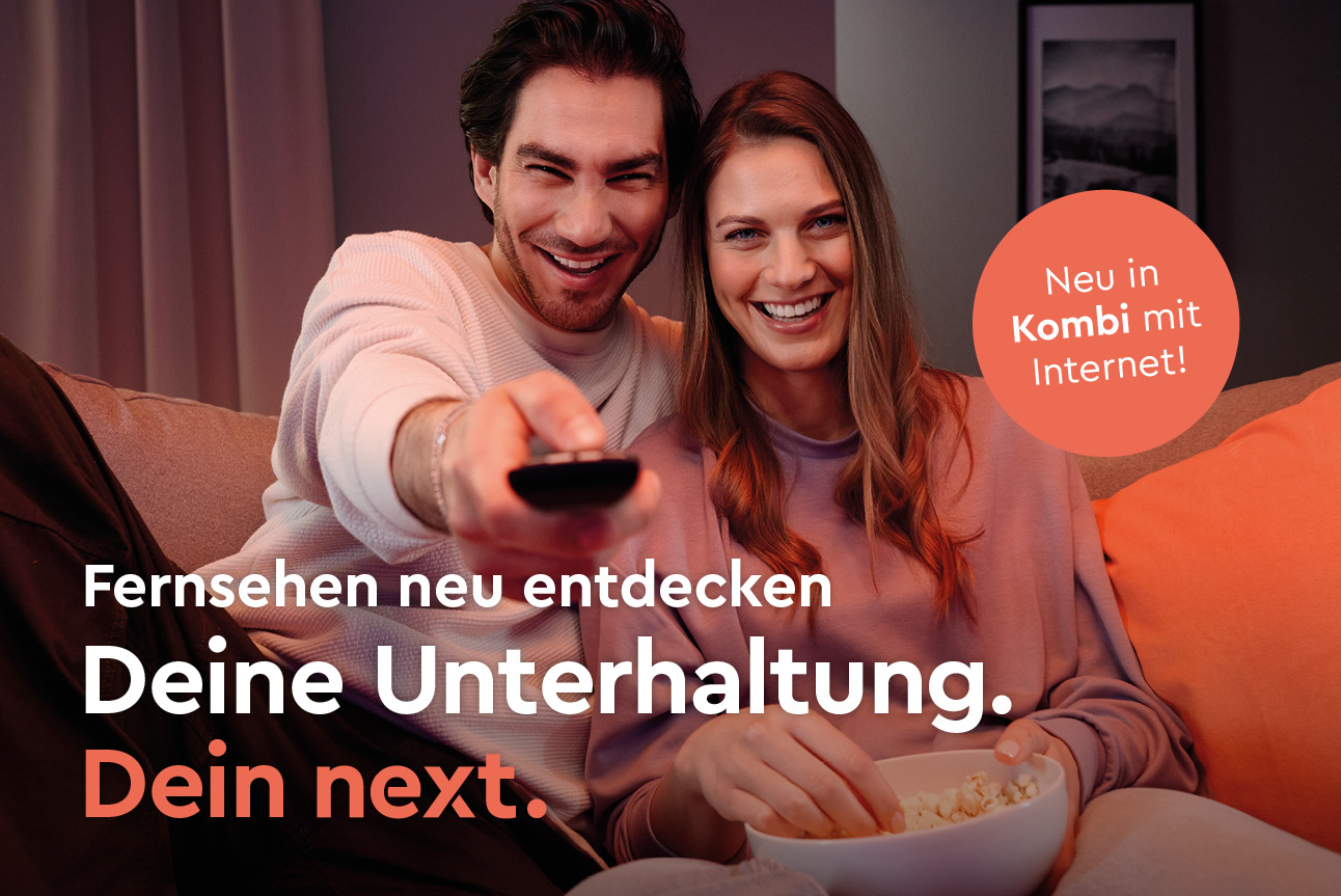 Text "Fernsehen neu entdecken, Deine Unterhaltung. Dein next." mit Päarchen auf Couch und Fernbedienung in der Hand, hellroter Button mit weißer Schrift "Neu in Kombi mit Internet"