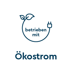 next betrieben mit Ökstrom in dunkelblau auf hellgrünen Hintergrund mit Stromkabel mit Stecker und Blätter an den Enden rundherum