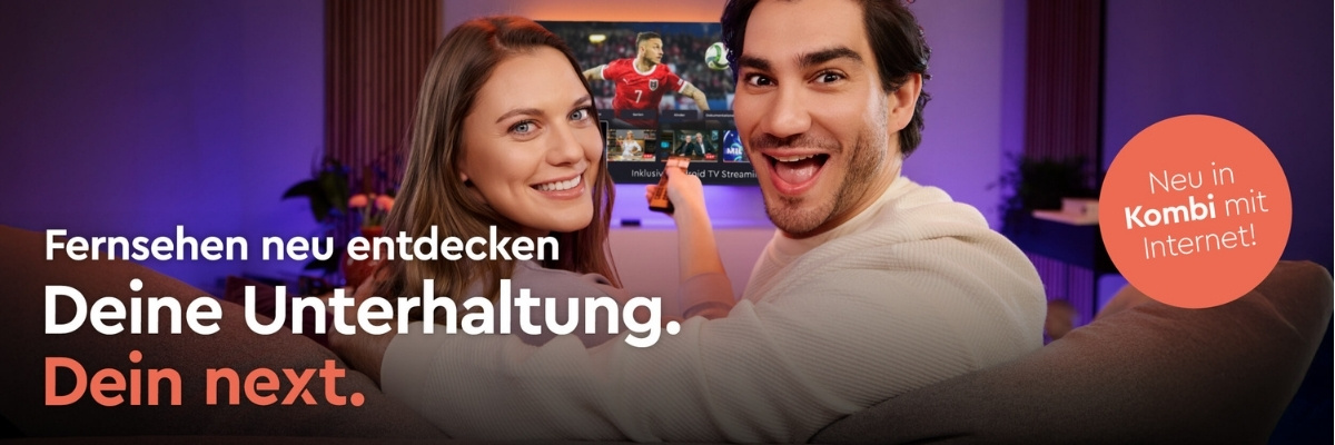 Text "Fernsehen neu entdecken, Deine Unterhaltung. Dein next." mit Päarchen auf Couch und Fernseher im Hintergrund, hellroter Button mit weißer Schrift "Neu in Kombi mit Internet"