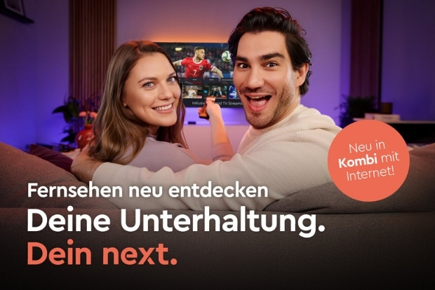 Text "Fernsehen neu entdecken, Deine Unterhaltung. Dein next." mit Päarchen auf Couch und Fernseher im Hintergrund, hellroter Button mit weißer Schrift "Neu in Kombi mit Internet"