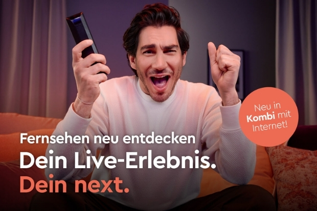 Text "Fernsehen neu entdecken, Deine Live-Erlebnis. Dein next." mit Mann mit Fernbedienung in der Hand jubelnd vorm Fernseher, hellroter Button mit weißer Schrift "Neu in Kombi mit Internet"