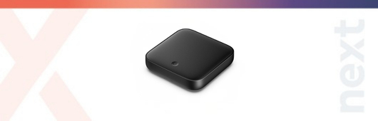 next TV-Box in der Mitte mit next Branding im Hintergrund